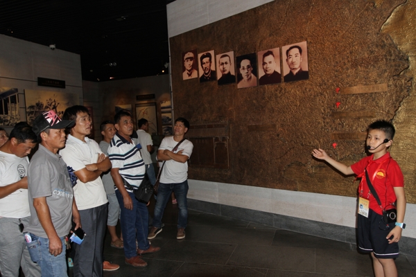 图为红领巾志愿者为游客讲解