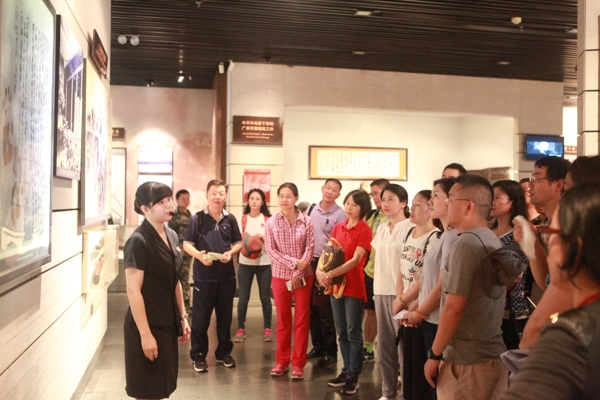 图为专职讲解员为游客提供公益讲解