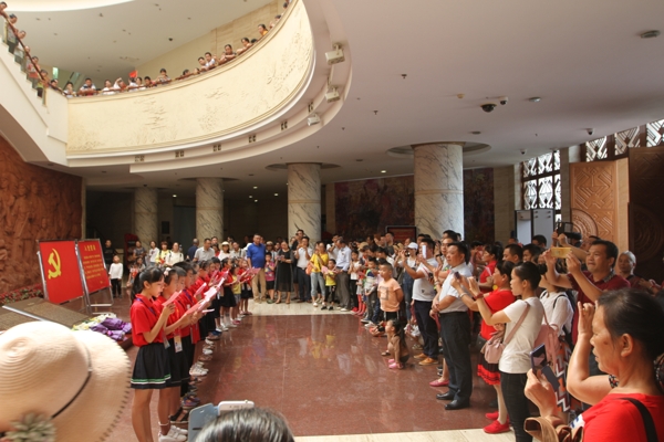 图为游客参与“唱红色歌曲•颂红色经典”活动现场